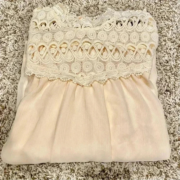 SMALL Lace Blouse - Picture 6 of 7